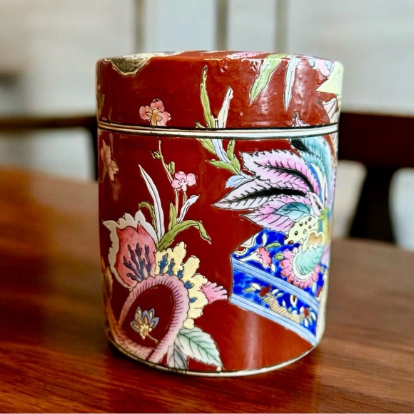 Vintage Chinese Porcelain Lidded Ginger Jar/Tea Canister Hand Decorated in Macau - Picture 9 of 16